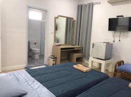 หาดช้างเผือกเจ้าสำราญ Chang Phueak Chao Samran Beach: Haad Chao Samran şehrinde bir kul&uuml;be