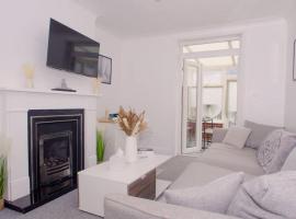 Vibrant 4 Bedroom House With Game Area & Garden, Familienhotel in Southampton