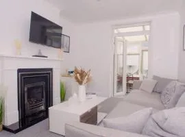 Vibrant 4 Bedroom House With Game Area & Garden