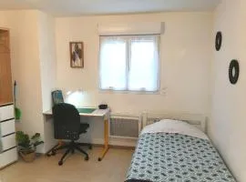 Studio meublée avec sanitaires douche kitchenette