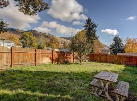 Pet Friendly Waveseeker Private Yard, cottage di White Salmon