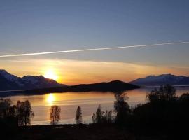 Hele utleiebolig Årøybuktneset, parkolóval rendelkező hotel Lyngseidet városában 