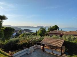 Summer Breeze Villa in Saronic Gulf, hotelli kohteessa Anávyssos