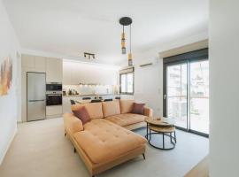 Lavish condo in Athens Riviera, khách sạn ở Athens