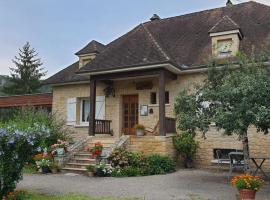 Great house- swimmingpool and jacuzzi -10km from Sarlat La Caneda, hotel in Vézac