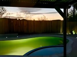 Hike Joshua Tree @ the Hot Tub & Pool Oasis, hotel in Twentynine Palms