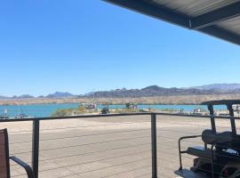 Paradise Pointe on the Island boat dock and view!，哈瓦蘇湖城的小屋
