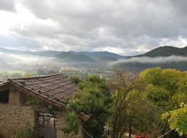 Casa de colònies La Cadamont, hostel di Sant Joan les Fonts