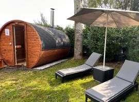 VELUWE VAKANTIES Chalets With Private Barrel Sauna - With Pool Bar and Restaurant Facilities in the Veluwe National Park, huoneisto kohteessa Putten
