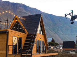 Magic Hut_Kazbegi, holiday home in Stepantsminda