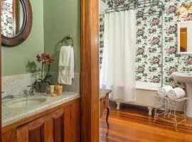 Historic House! 12 acres 6 Suites BBQ