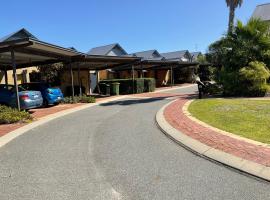 Sea / lake townhouse, hotel a Rockingham