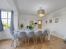 Large family house in Worthing - 5 mins from beach, cheap hotel in Worthing