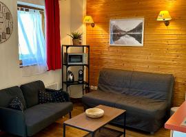 Charmant appartement confortable pour 6 personnes de 40m2 au pied, wifi, parking, hotel in Chamrousse