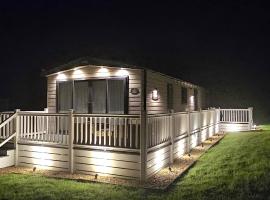 Hot Tub Lodge Cornwall - Meadow Lakes Holiday Park, hotel in St Austell