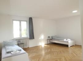 Apartmenthaus Kitzingen - großzügige Wohnungen für je 6 Personen mit Balkon, hotel in Kitzingen