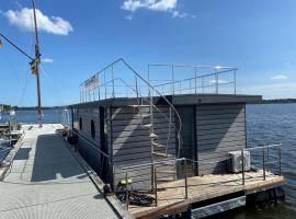 Hausboot Fjord Nordstern mit Dachterrasse in Schleswig, hotel in Schleswig