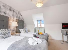 Loughton House - Central Location - Free Parking, Private Garden, Super-Fast Wifi and Smart TVs by Yoko Property, vakantiewoning in Milton Keynes