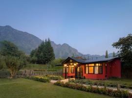 LohonoStays Red Cottage at Zaznar, villa in Srinagar