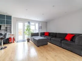 Quiet & Spacious 2BR Flat wGarden near Edmonton