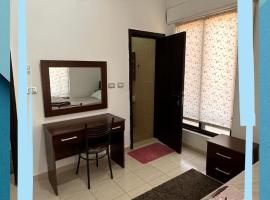 استوديو مفروش بالقرب من جامعة الشرق الأوسط, apartment in Amman