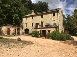 Elegant Country Villa, Italian style family house with free Chef, feriehus i Monsampietro Morico