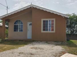 Beautiful 1-Bed House in Old Harbour gated, Cottage in Old Harbour