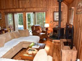 Quiet and Comfy 3bed/2bath - Chalet with hot tub., hotell med parkering i Cedar
