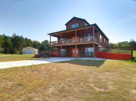 Spacious Franklin County Retreat on 80 Acres! โรงแรมในLuebbering