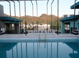 Hotel Suvin Residency with Infinity Pool & Mountain View, hotel near Maharana Pratap Airport - UDR, Bedla