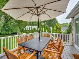 Rye Coastal Retreat with Deck and Outdoor Dining, hotel v destinácii Rye