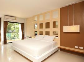 Naka Residence, hotell i nærheten av Chao Fah Variety Market i Phuket