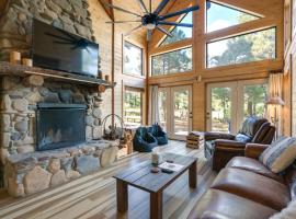 Spacious and Quiet Pagosa Springs Cabin with Deck!, sumarbústaður í Pagosa Springs