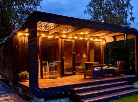 A tiny house with a garden and a hot tube، بيت صغير في Pringi