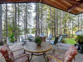 Bremerton Vacation Rental with Hot Tub and Lake Access, hotel com estacionamento em Belfair