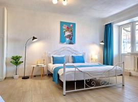 Синій малахіт Простора біла 2 кімнатна квартира з видом на Білу бесідку та Сонячний парк Мережа Alex Apartments Безконтактне заселення цілодобово, Ferienwohnung in Poltawa