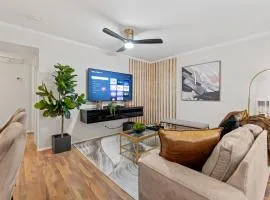Luxe and Modern Dallas Condo 2 Mi to Highland Park!