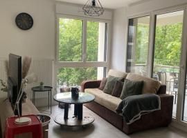 T3 cosy et lumineux avec terrasse, Hotel in Noisy-le-Sec