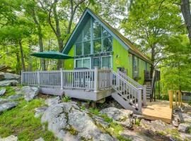 Cozy Great Cacapon Cabin with Mountain Views, hotel en Great Cacapon