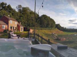 Rural Retreat w/ Hot Tub & River, Sleeps 12 Guests: Tenbury şehrinde bir tatil evi