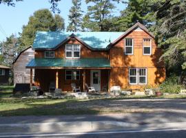 4 Bedroom Cottage on Manitoulin Island Next to Sand Beaches!、Providence Bayのコテージ