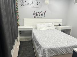 Private, Secure, Immaculate & Cozy Room, hotel in Brampton