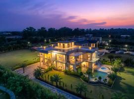 StayVista at Blanc Belle With outdoor pool, βίλα σε Sohna