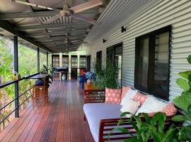 Girraween Rural Retreat with Gorgeous Lagoon Pool, hotel di Humpty Doo
