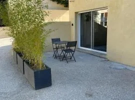 Grand Studio au Rdc dans résidence, clim, terrasse