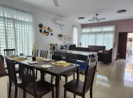Landed house and Airbnb, hotel en Skudai