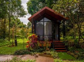 L&agrave;ng Trường Thọ Farmstay &ndash; hotel z basenem 