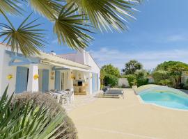 Villa de plain pied avec jardin paysager et piscine, hotel with pools in Ars-en-Ré