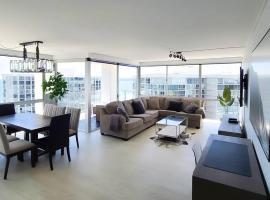 Luxury Beach-Front High-Rise Apartment, דירה בסן דייגו