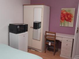 Chambre privée dans une maison individuelle, помешкання типу "ліжко та сніданок" у місті Ronchin